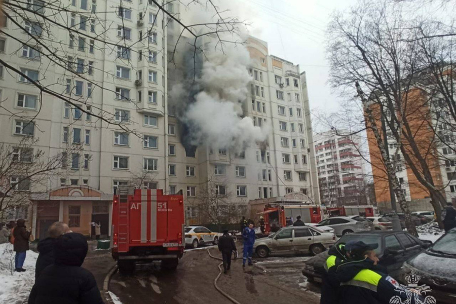 Фото пожара в доме на севере Москвы. Обложка © t.me / МЧС России