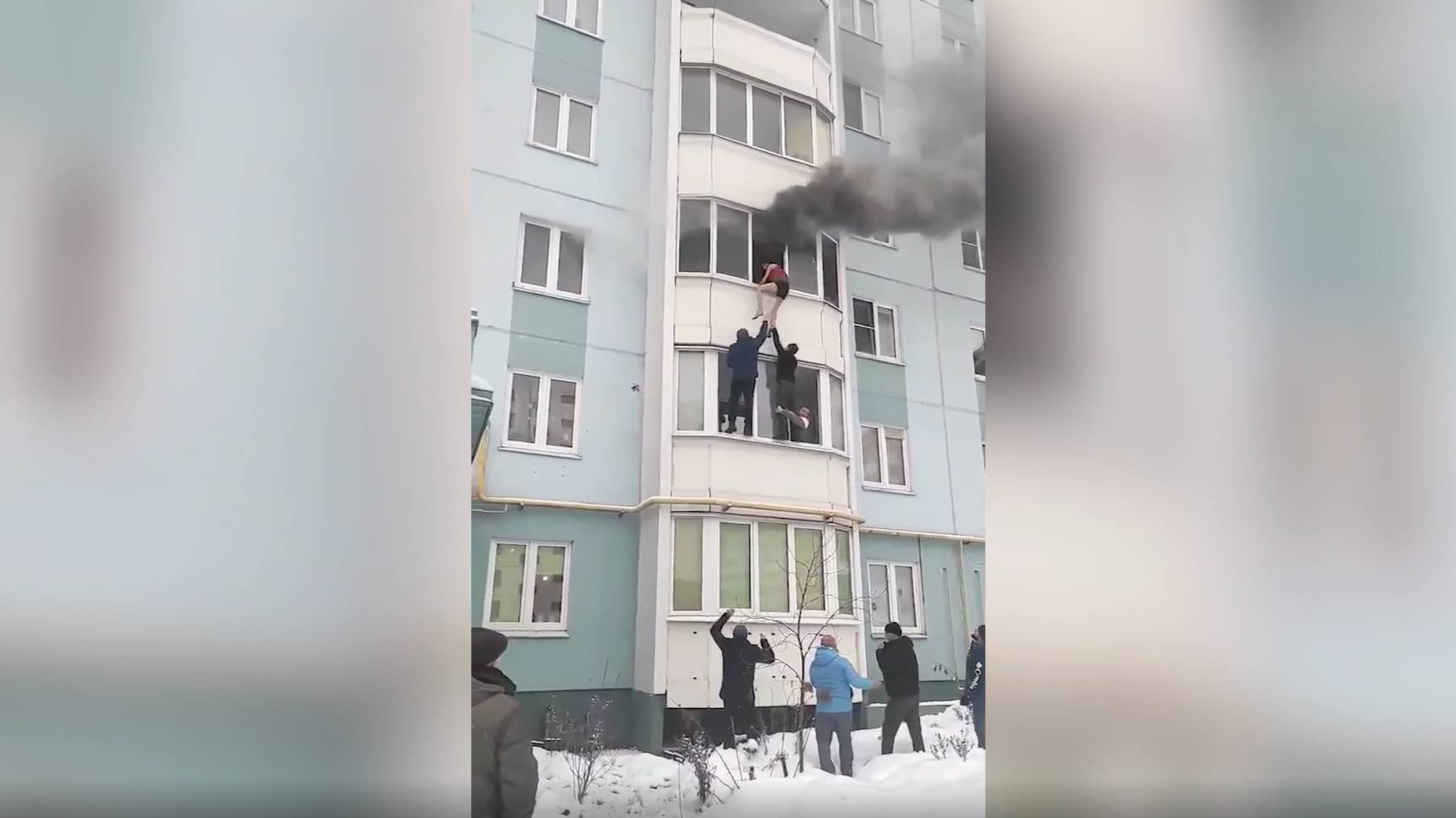 Очевидцы через окно спасли ребёнка и беременную девушку из горящей квартиры в Ярославле
