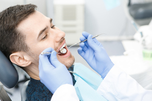 Стоматолог объяснила, как алкоголь влияет на зубы