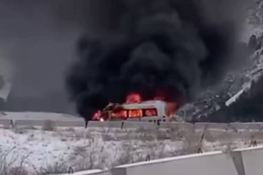 Микроавтобус с туристами загорелся на ходу в Дагестане