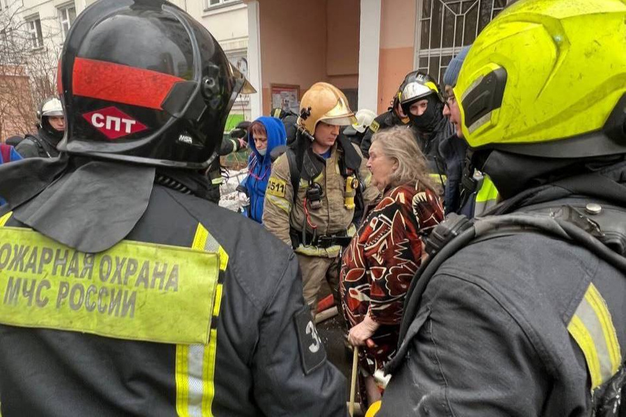 Жительница дома в момент эвакуации. Фото © t.me / МЧС России