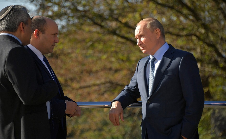 Экс-премьер Израиля Бенет рассказал, как Путин угощал его водкой в Сочи