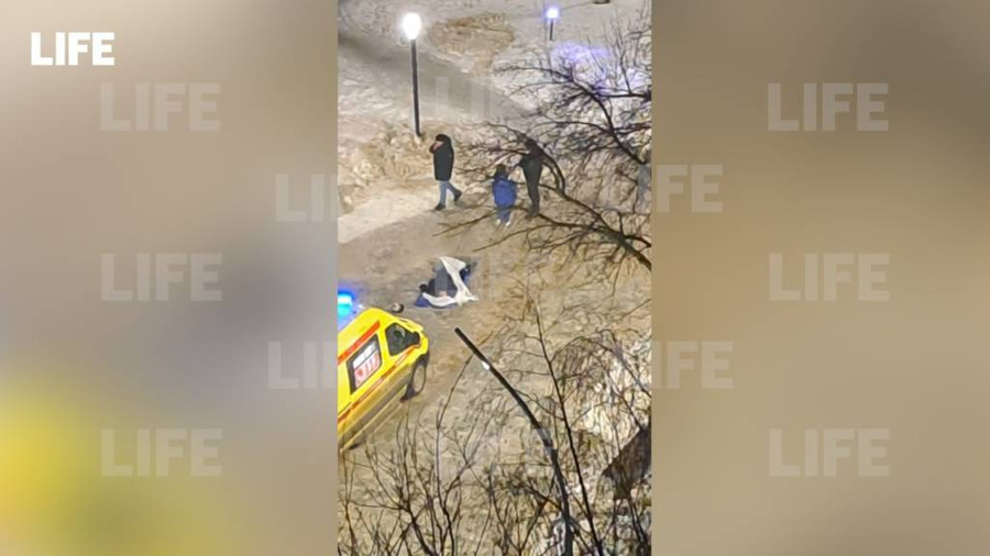 Сотрудники скорой на месте, где избили мужчину, в Подольске. Обложка © LIFE