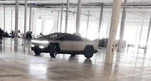 "Это прекрасно": Опубликовано видео, как Tesla Cybertruck поворачивает всеми колёсами