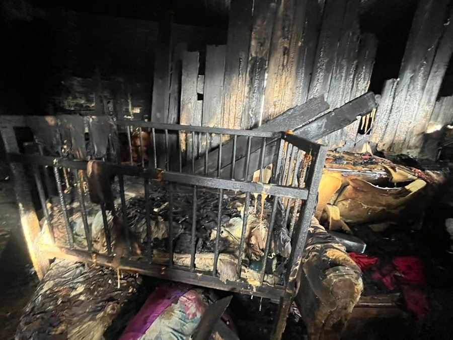<p>Последствия пожара в доме в Бурятии, где погибла девочка. Обложка © СУ СК РФ по Республике Бурятия</p>
