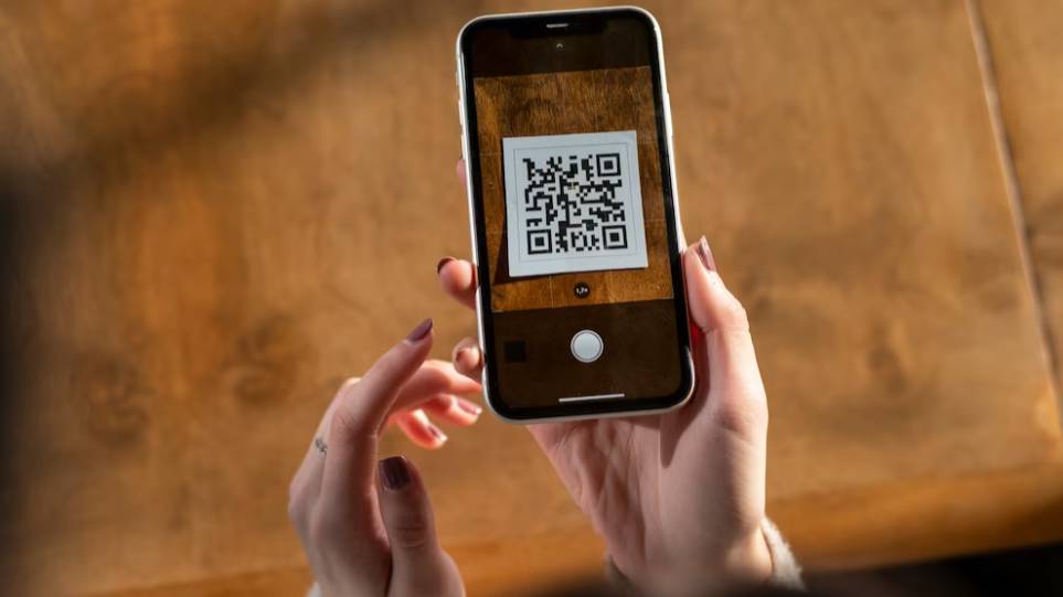 Начинается с QR-кода: Россиян предупредили о новом опасном методе мошенников