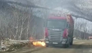 "Призрачный дальнобойщик": В Приморье сняли на видео извергающий пламя грузовик