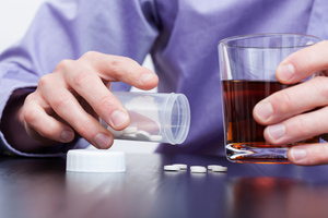 Нарколог напомнил о разрушительном действии антибиотиков при смешивании с алкоголем