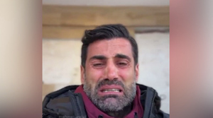 Турецкий футболист Демирель в слезах попросил помочь пострадавшим от землетрясения