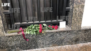 Москвичи несут цветы к зданию Посольства Турции в знак скорби по жертвам землетрясения