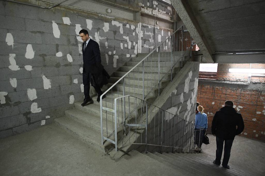 При землетрясении ни в коем случае нельзя пользоваться лифтами, спускаться надо только по лестницам. Фото © ТАСС / Донат Сорокин