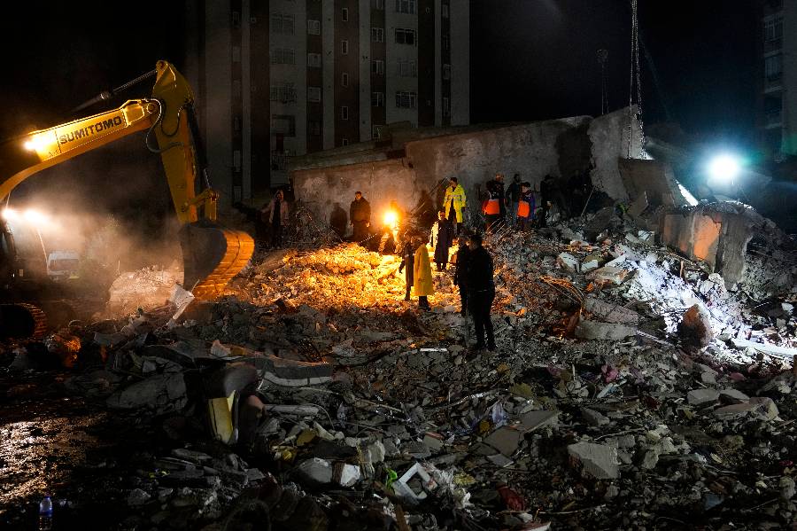 Разбор завалов после землетрясения в Турции. Фото © ТАСС / AP / Khalil Hamra