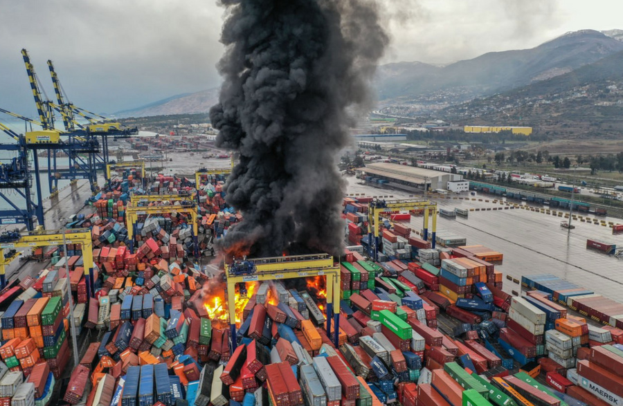 В турецком порту Искендерун после землетрясения загорелись грузовые контейнеры. Фото © Twitter / Sprinter