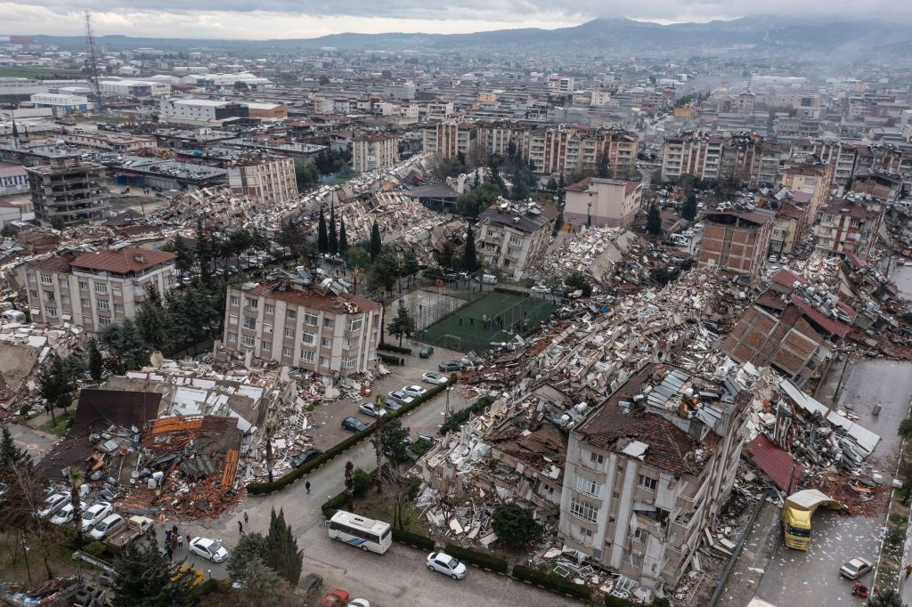 Вид с воздуха на обломки рухнувших зданий после землетрясения силой 7,7 балла в Хатае, Турция, 6 февраля 2023 года. Фото © Getty Images / Anadolu Agency / Ercin Erturk