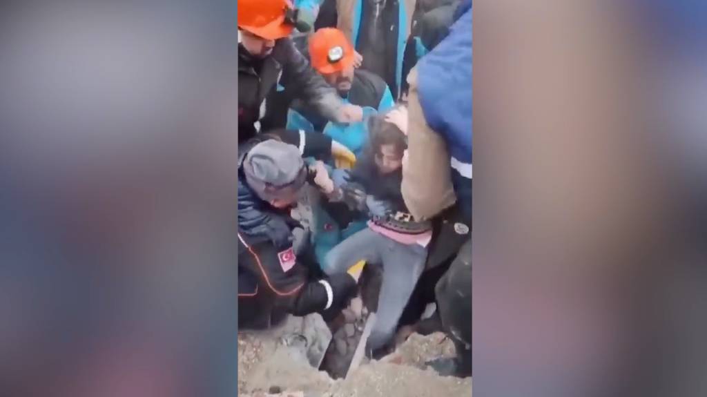 Момент спасения детей из-под завалов рухнувших домов в Турции попал на видео