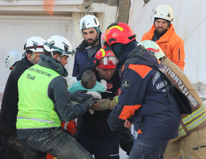 В Турции из-под завалов извлекли живыми мать с шестимесячным ребёнком