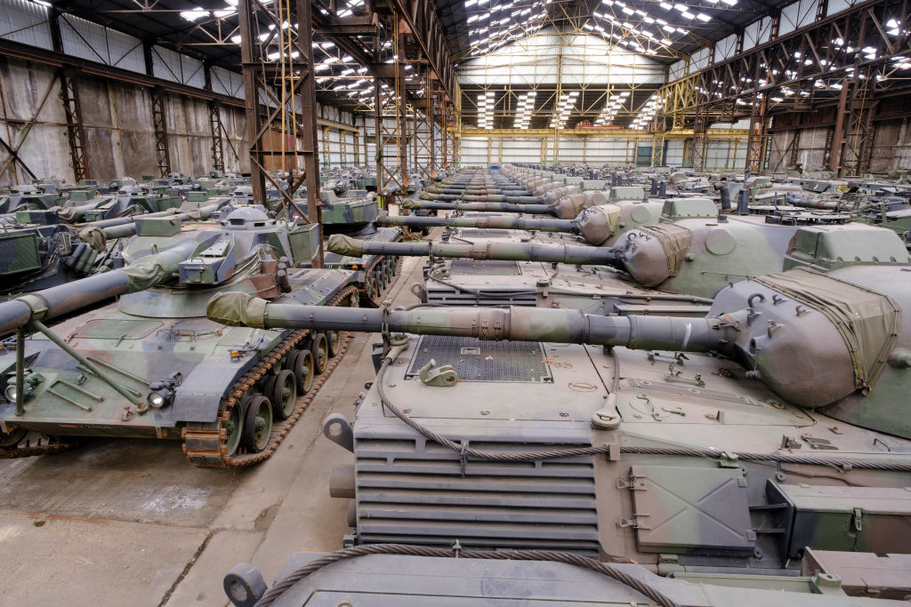Около 50 боевых танков Kampfpanzer Leopard 1, разработанных и изготовленных компанией Porsche Krauss-Maffei в Западной Германии, ожидают использования на складе в Турне, Бельгия, 2 февраля 2023 года. Фото © Getty Images / Thierry Monasse