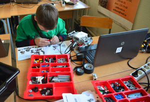 В ЛНР при поддержке "Единой России" на базе школ откроются кружки по робототехнике