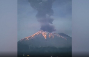 Эпичное извержение вулкана в Японии сняли на видео