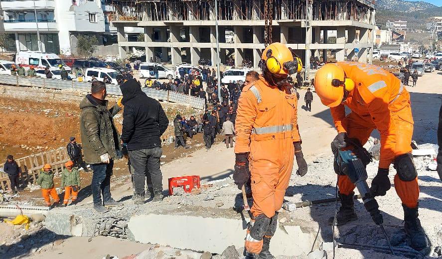 Страшные крики москвички с детьми слышны из-под завалов рухнувшего дома в Турции