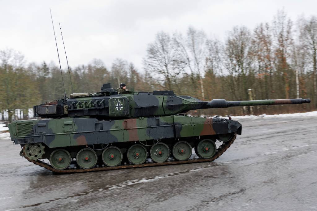 Министр обороны ФРГ признал, что ВСУ придётся долго ждать танков Leopard 2