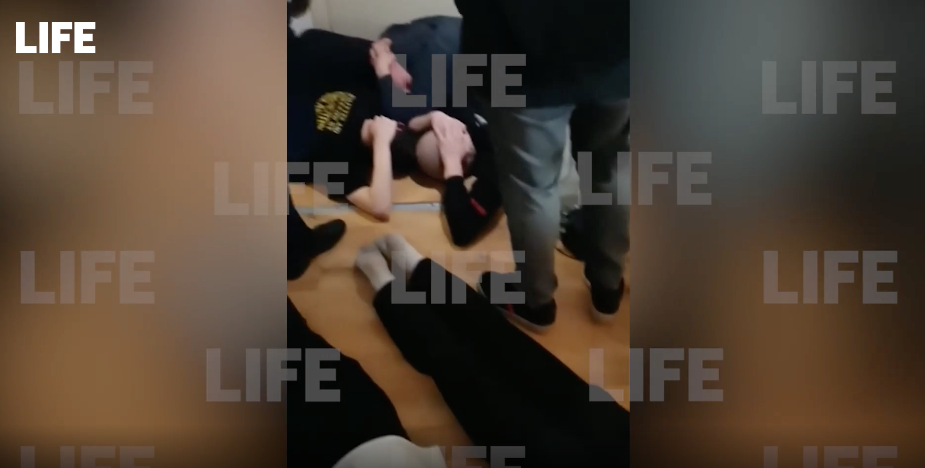 Появилось видео задержания скинхедов за драку с молотками и пистолетами в школе в Челябинске
