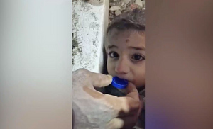 Душераздирающее видео: В Турции спасатели поили из крышки измождённого мальчика, зажатого плитами