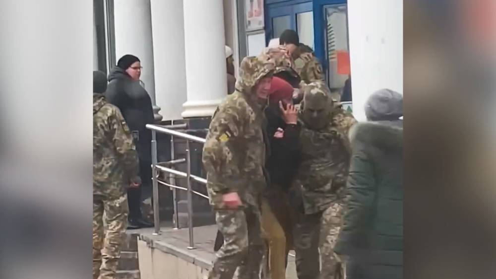 Силой тащат к автомобилю: В Сети появилось видео мобилизации украинца на рынке в Одессе