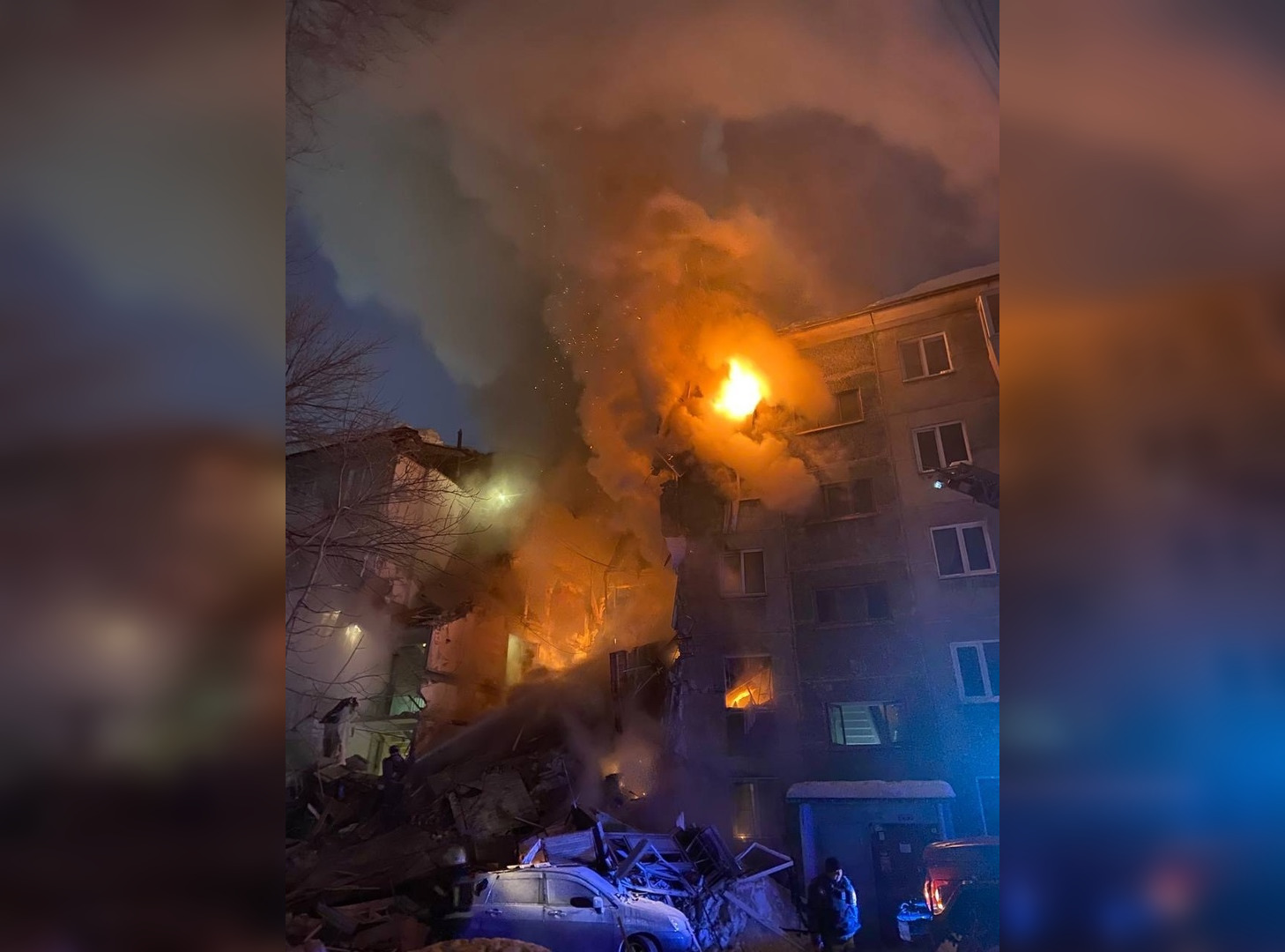 Подъезд пятиэтажного дома обрушился после взрыва газа в Новосибирске