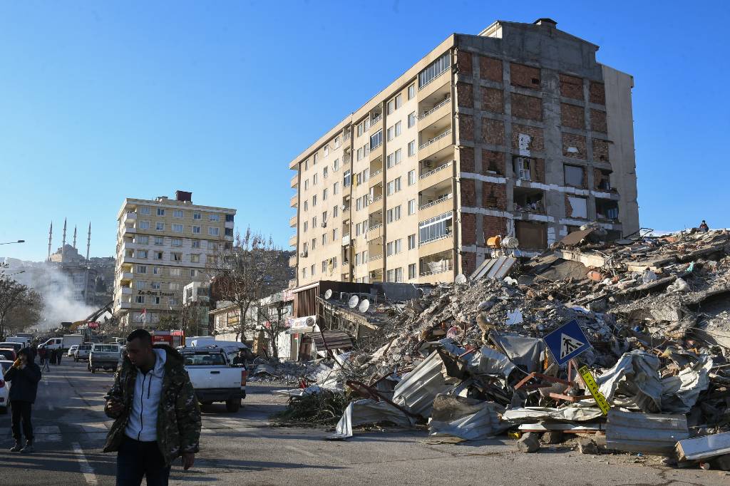 Число погибших после землетрясения в Турции превысило 17,6 тысячи