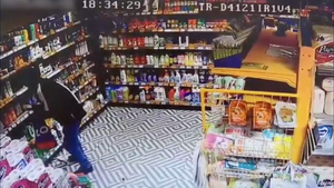 "Чистый" бандит избил продавца "Пятёрочки" и вынес из магазина пакет шампуня