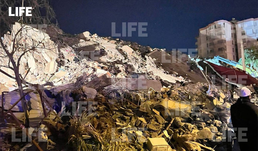Обломки двух многоэтажек в турецком Кахраманмараше. Фото © LIFE