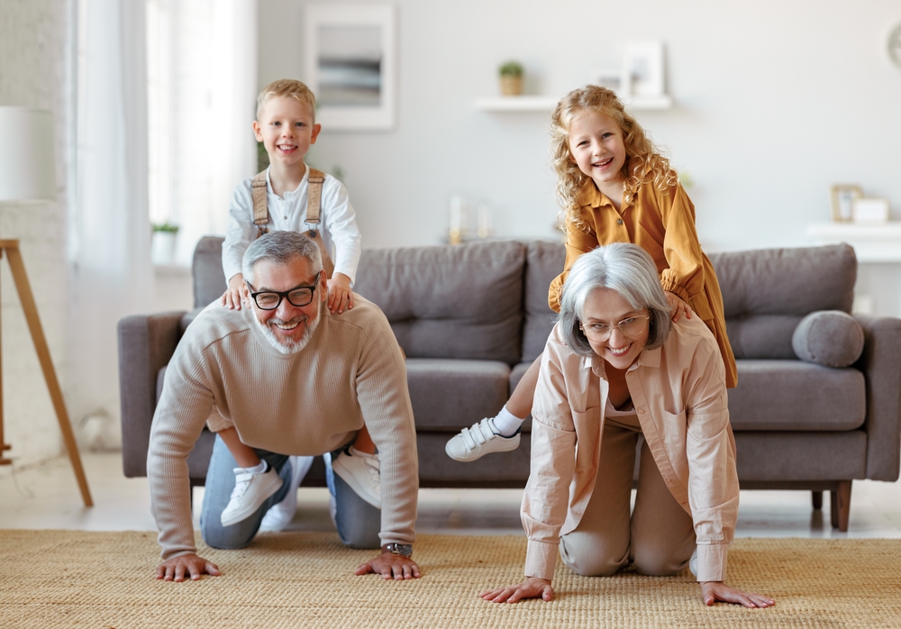 Бабушка и дедушка вполне могут помочь внукам исследовать мир детским способом — через игру, радость, беззаботность. Фото © Shutterstock