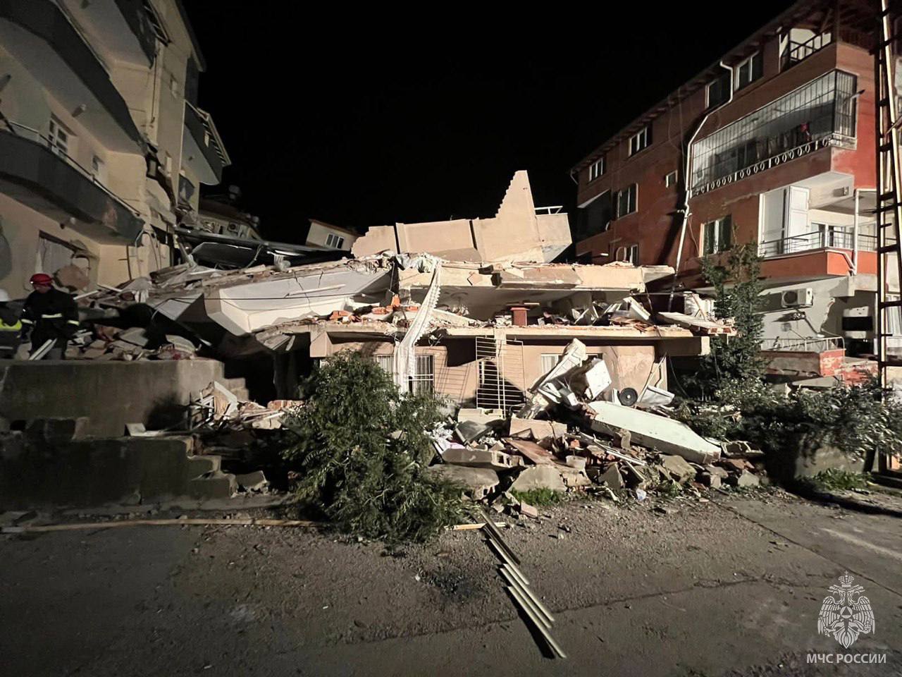 Российские спасатели за ночь достали из-под завалов 12 тел после землетрясения в Турции