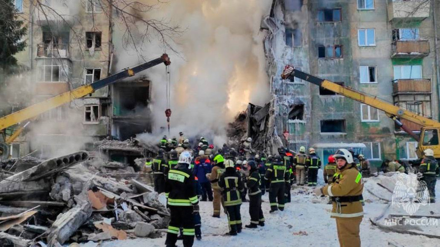 Спасатели МЧС РФ работают на месте взрыва газа в жилом доме в Новосибирске. Обложка © Telegram / ГУ МЧС России по Новосибирской области