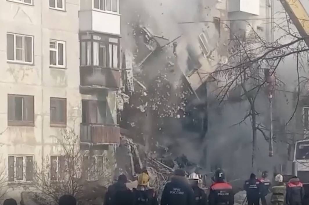 Спасатели обрушили шаткую часть стены в доме в Новосибирске, где взорвался газ