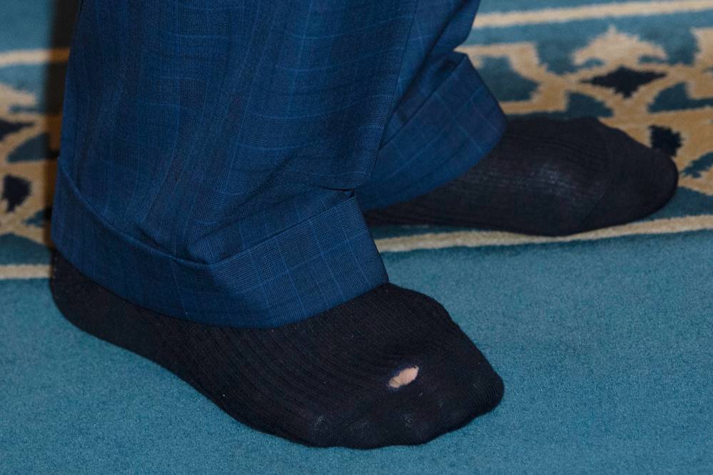 Король Карл III снял обувь при входе в мечеть и развеселил британцев дырявым носком