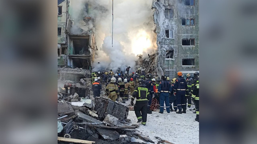 В результате взрыва газа в жилом доме Новосибирска обрушилось два подъезда. Обложка © t.me / Анатолий Локоть