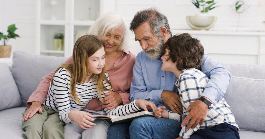 <p>Чему каждые бабушка и дедушка должны научить внуков, рассказала психолог Ирина Ульянова в беседе с "Лайф.ру". Обложка © Shutterstock</p>