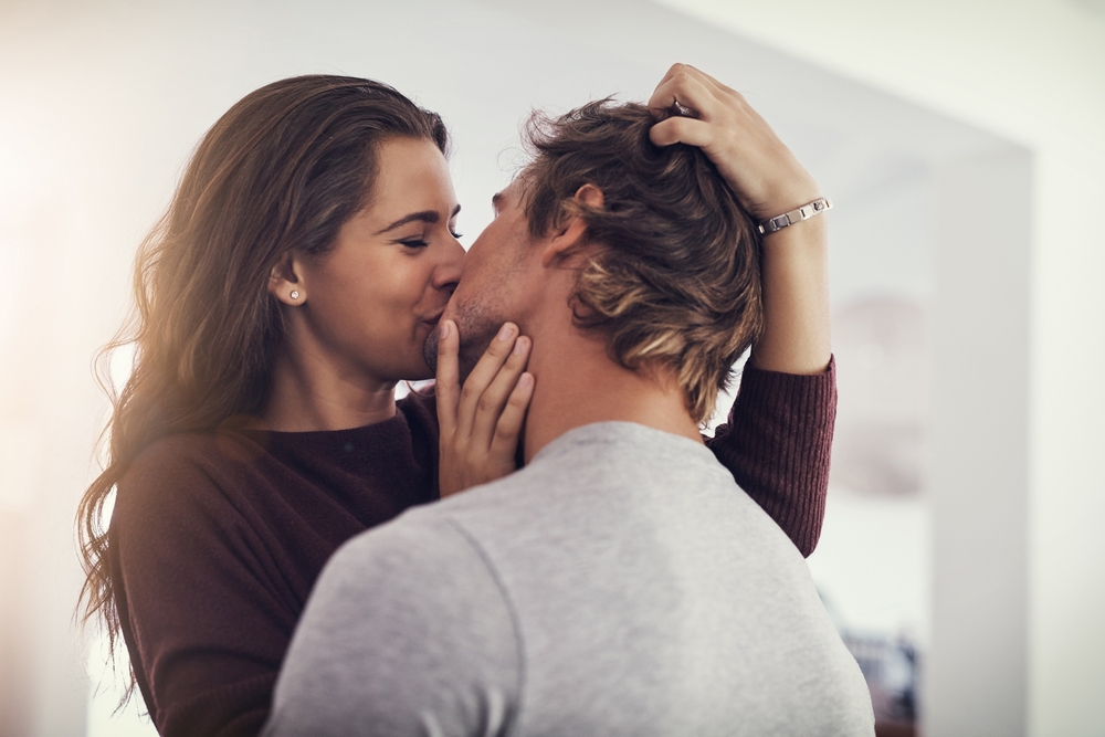 Стоматолог предупредила о возможности подцепить кариес через поцелуй