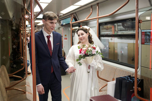 Московские молодожёны впервые сыграли свадьбу в поезде на открывшейся БКЛ