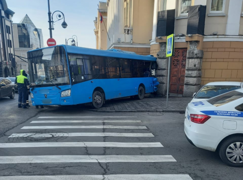 Во Владивостоке автобус скатился задом и врезался в здание суда