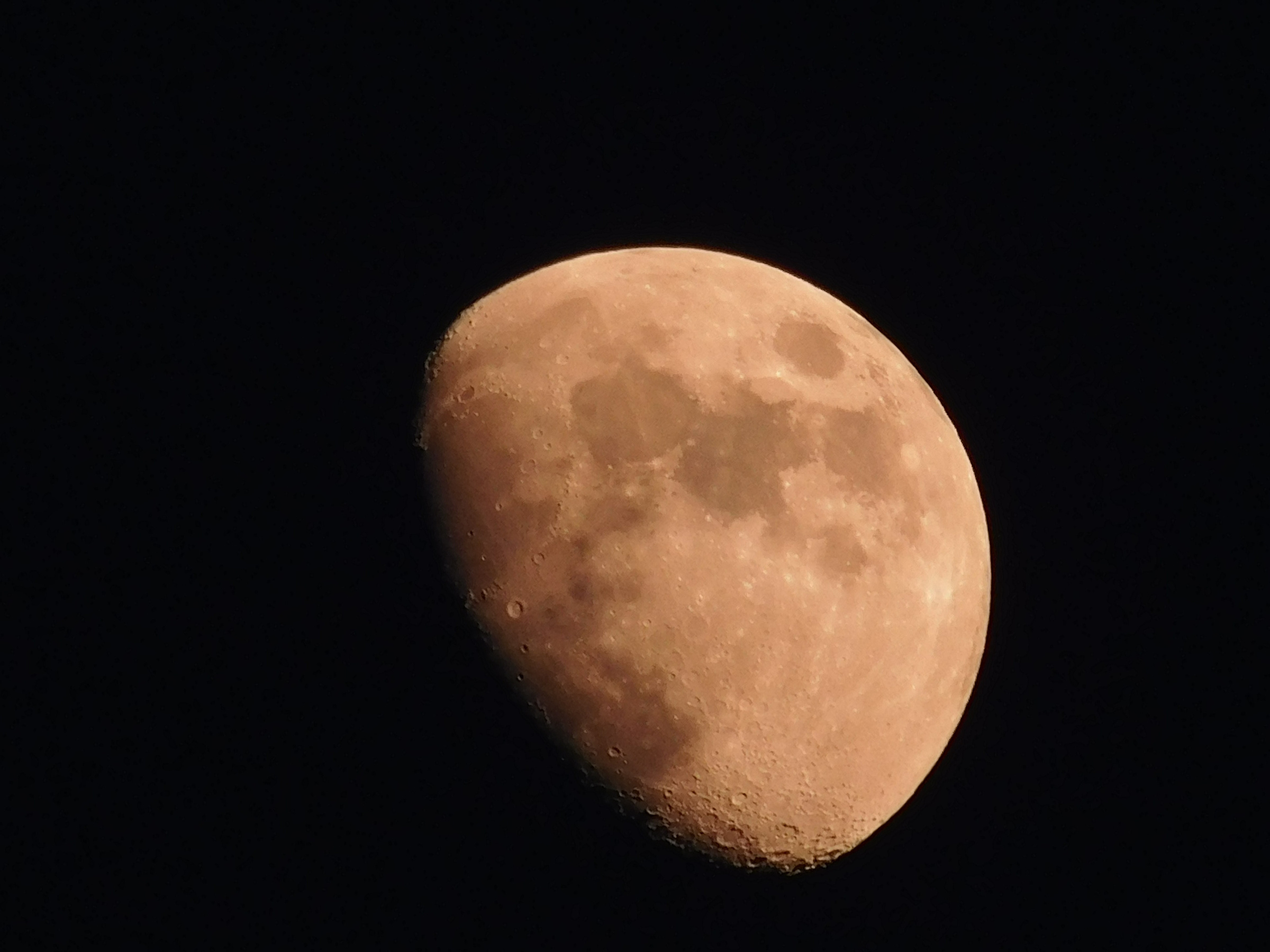 Именно в мае состоится лунное затмение – 2023. Фото © Unsplash / Marta Savelyeva