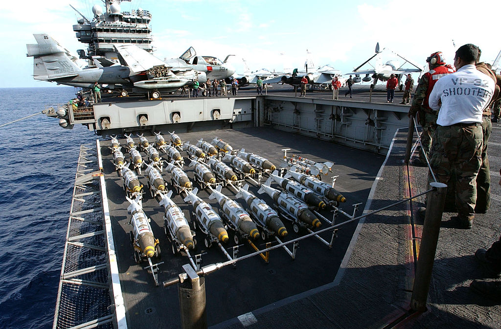 2000-фунтовые боеприпасы GBU-31 Joint Direct Attack (JDAM) транспортируются на лётную палубу авианосца. Фото © Getty Images / U.S. Navy / Michael W. Pendergrass