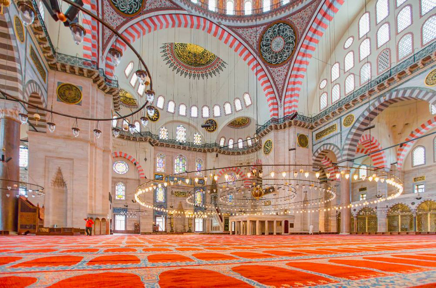Интерьеры мечети. Фото © Shutterstock