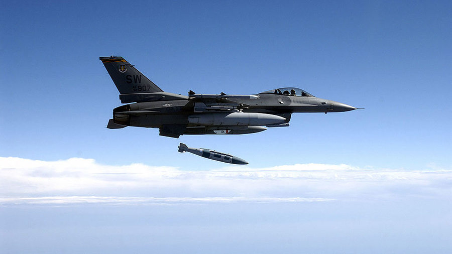 Истребитель F-16 сбрасывает бомбу JDAM. Фото © Getty Images / Michael Ammons / U.S. Air Force