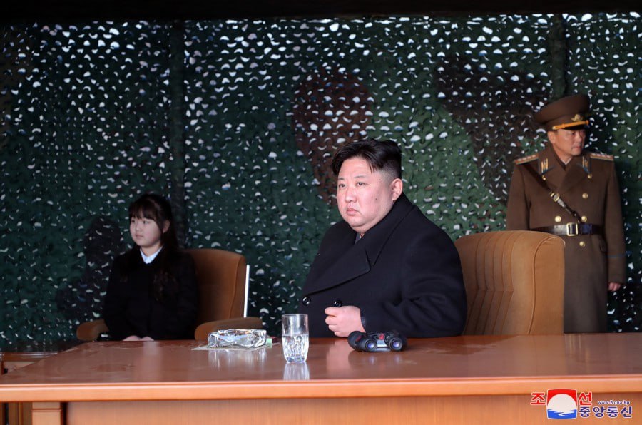 Ким Чен Ын вместе с дочерью Ким Чжу Э наблюдает за проведением полевых учений. Фото © ЦТАК