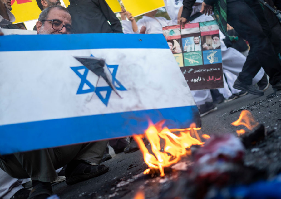 <p>Иранский протестующий сжигает израильский флаг во время антиизраильской акции протеста. Обложка © Getty Images / Morteza Nikoubazl / NurPhoto </p>