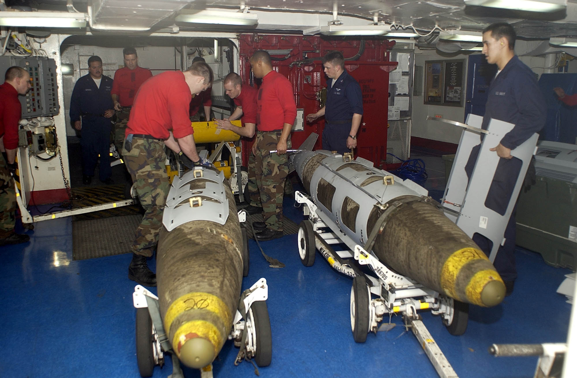Бомбы JDAM в ангаре для вооружения © Wikipedia