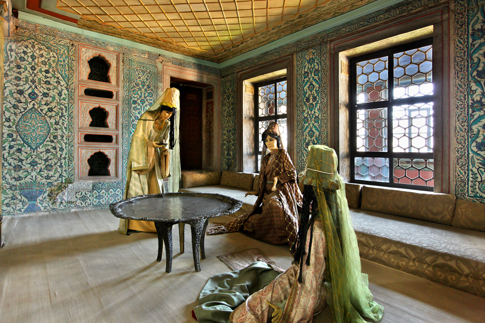 Одна из комнат, принадлежавших Валиде-султан (матери султана) в гареме Дворца Топкапы. Фото © Shutterstock